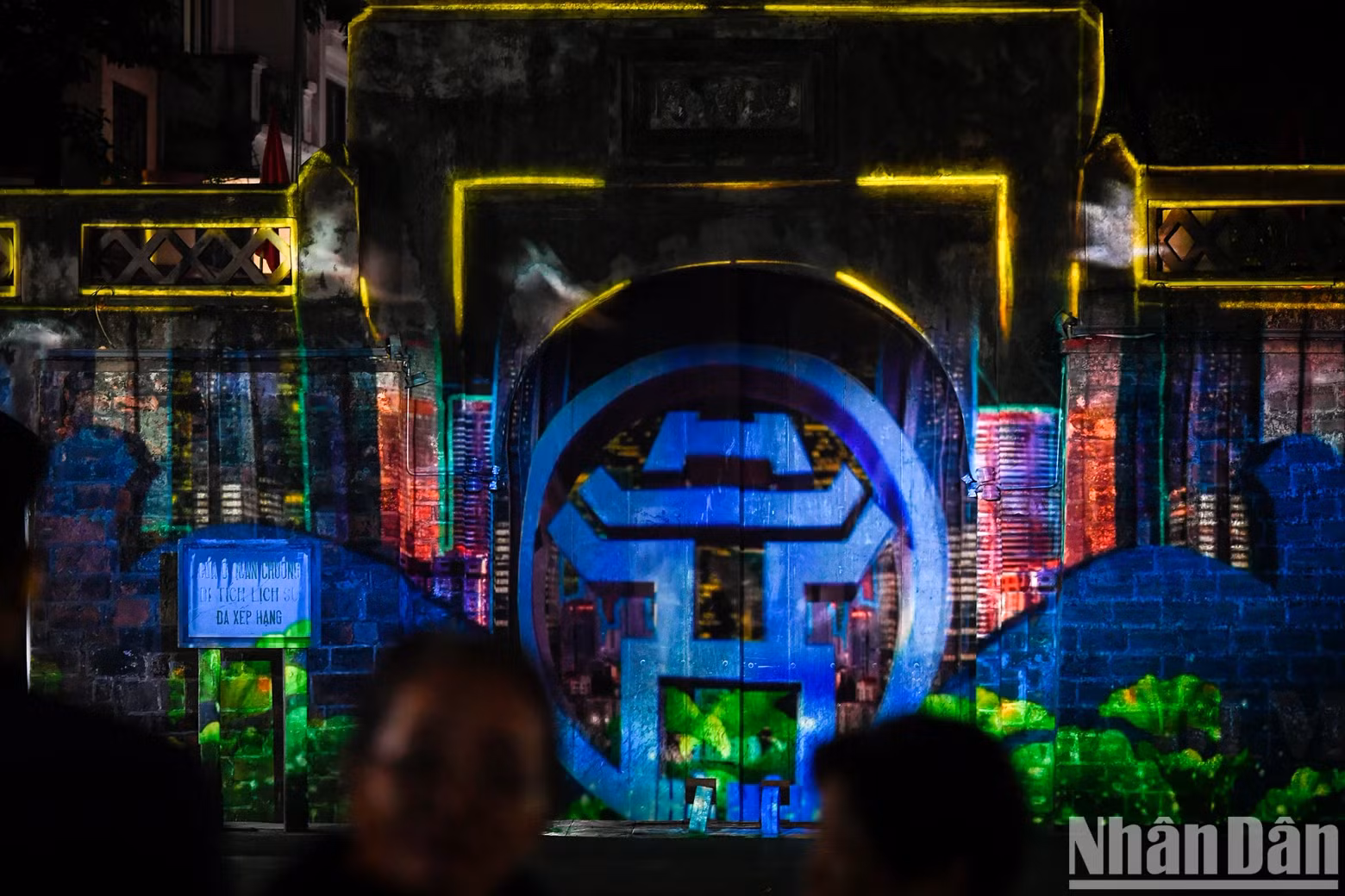 Through the event, the Department of Tourism wishes to promote the advantages of night services in Hoan Kiem District in particular and Hanoi in general, to develop diverse night tourism products, bringing to the capital's residents and tourists creative cultural spaces and tourism products of high quality and added value.