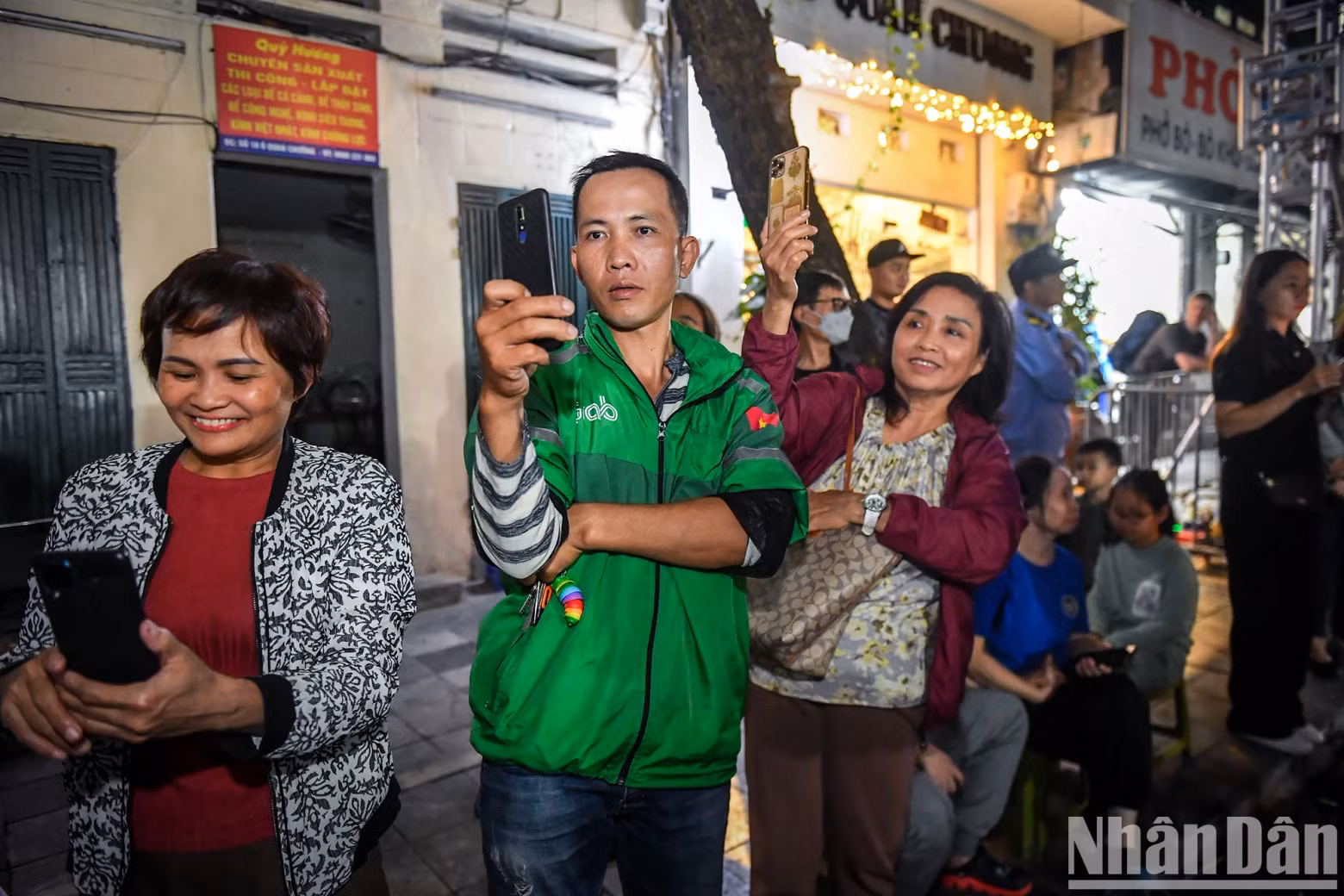The people of the Capital were very excited and enjoyed admiring the visual 3D mapping performance.