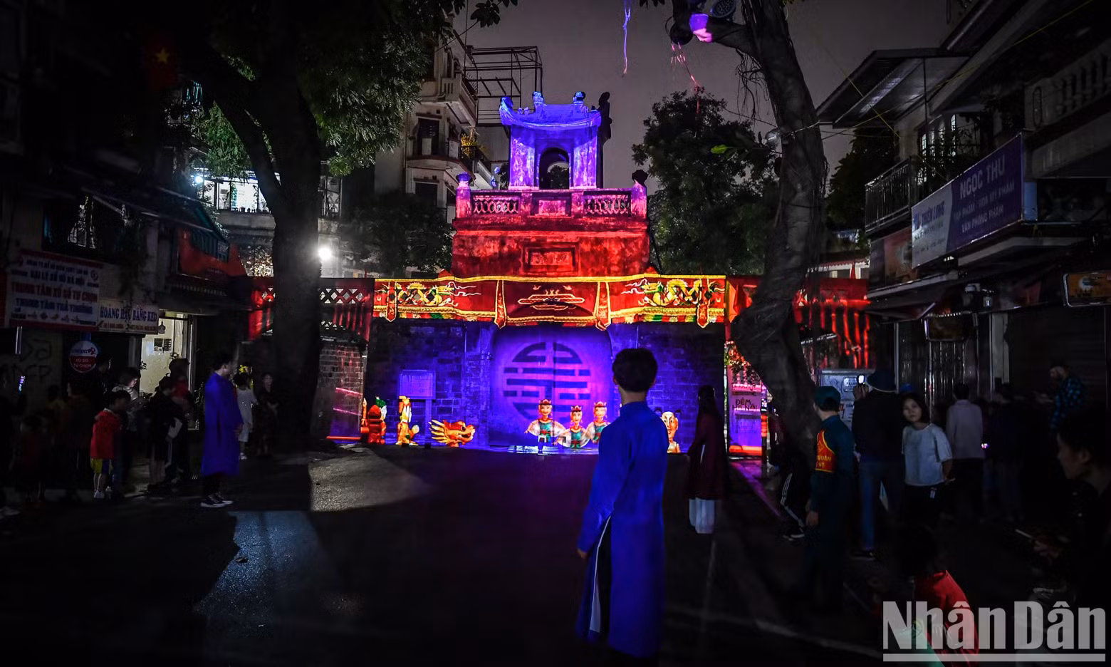At exactly 20:00 on November 24, 2023, a ceremony was organised to launch Hanoi night tourism products began at O Quan Chuong (Hoan Kiem District).