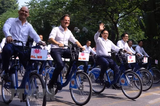 Prime Minister Pham Minh Chinh and Dutch Prime Minister Mark Rutte explored several streets in the capital city of Hanoi by bicycle. (Photo: Van Diep/VNA)