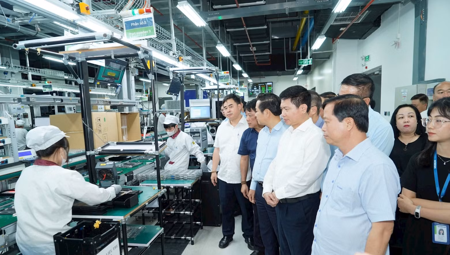 Delegates visited the Dell Laptop production and assembly line at the Wistron Infocomm factory in Dong Van Industrial Park.