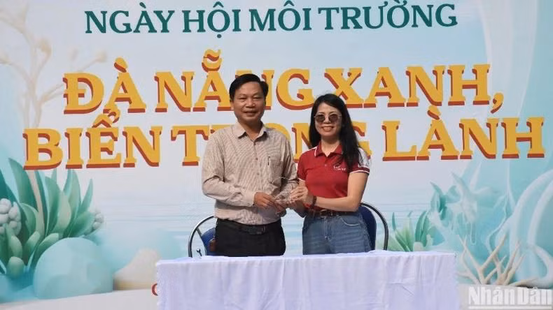 The Management Board presented commemorative plaques and signed a cooperation agreement to implement the "You need the sea, the sea needs you" model and other environmental hygiene initiatives at Da Nang’s tourist beaches with representatives from the Vietnam-Japan Education System. (Photo: ANH ĐÀO)
