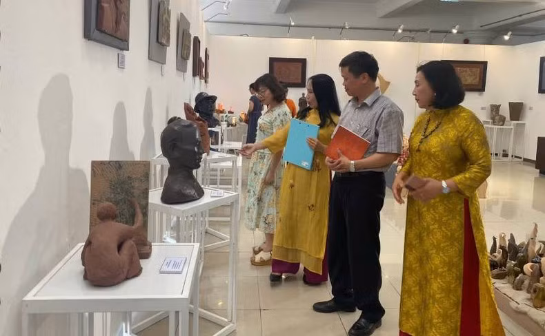 The exhibition "Hue with President Ho Chi Minh" will be on display at the Ho Chi Minh Museum in Hue City until the end of August this year. The exhibition "Hue with President Ho Chi Minh" will be on display at the Ho Chi Minh Museum in Hue City until the end of August this year.