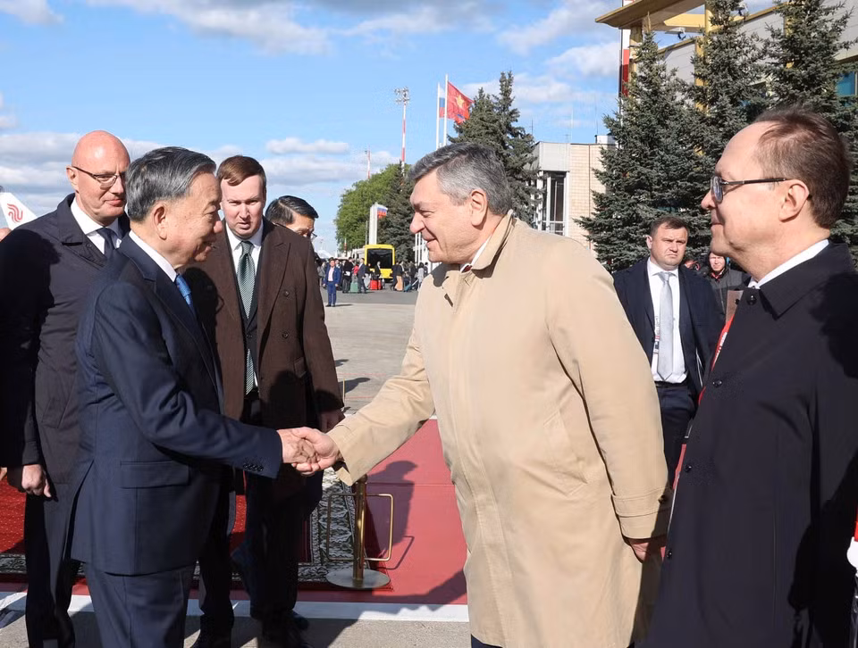 Russian officials welcome General Secretary To Lam and his spouse at Vnukovo 2 Airport, Moscow (Photo: VNA)