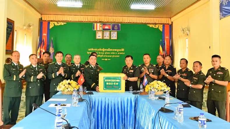 The Dak Lak Border Guard Command also extended New Year greetings and offered gifts to the Mondulkiri Military Sub-region, Kingdom of Cambodia.
