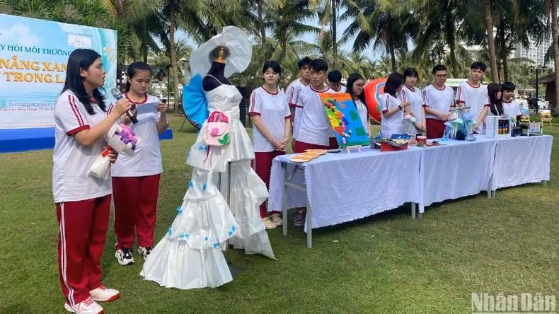 Students presented their projects, which were recreated using recycled materials from waste, at the entrepreneurship idea competition under the theme "Models of green cities in the future." (Photo: ANH ĐÀO)