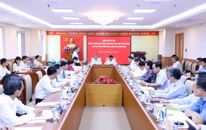At the working session (Photo: VNA)
