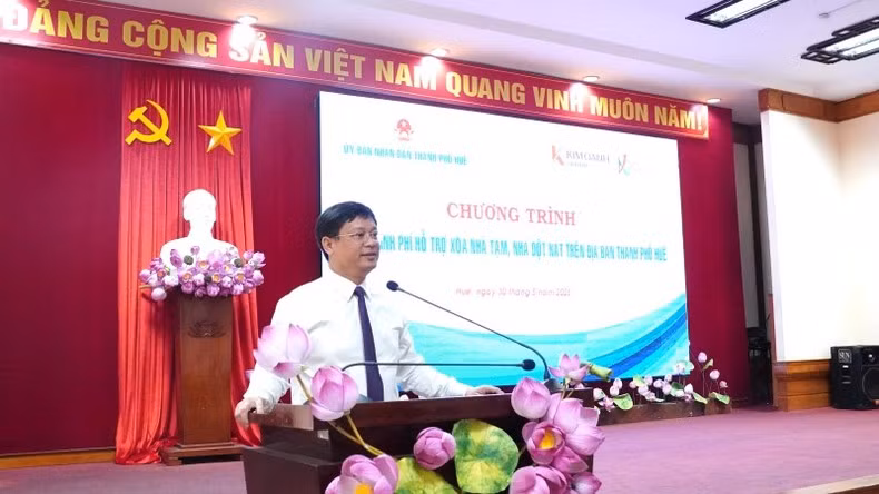 Nguyen Thanh Binh, Permanent Vice Chairman of the Hue City People’s Committee, speaks at the funding reception ceremony.