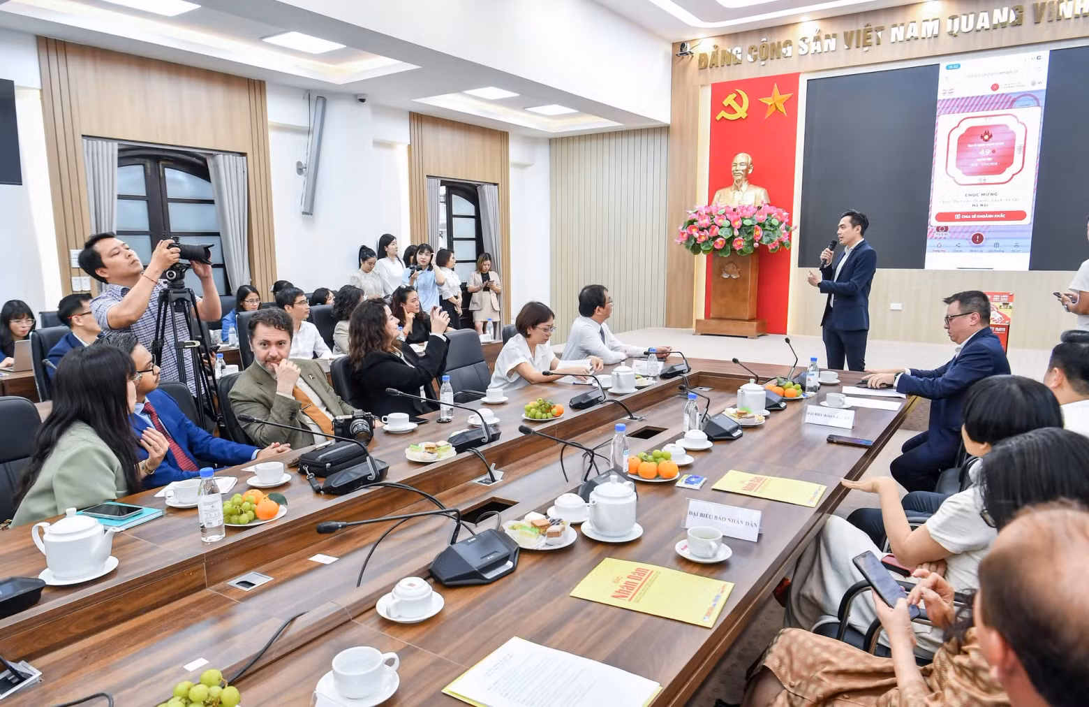 Mr Huy Nguyen, General Director of Phygital Labs, said that “Love Vietnam So Much” serves as both a tour guide and a host, capable of providing a wealth of information and integrating blockchain technology and artificial intelligence.