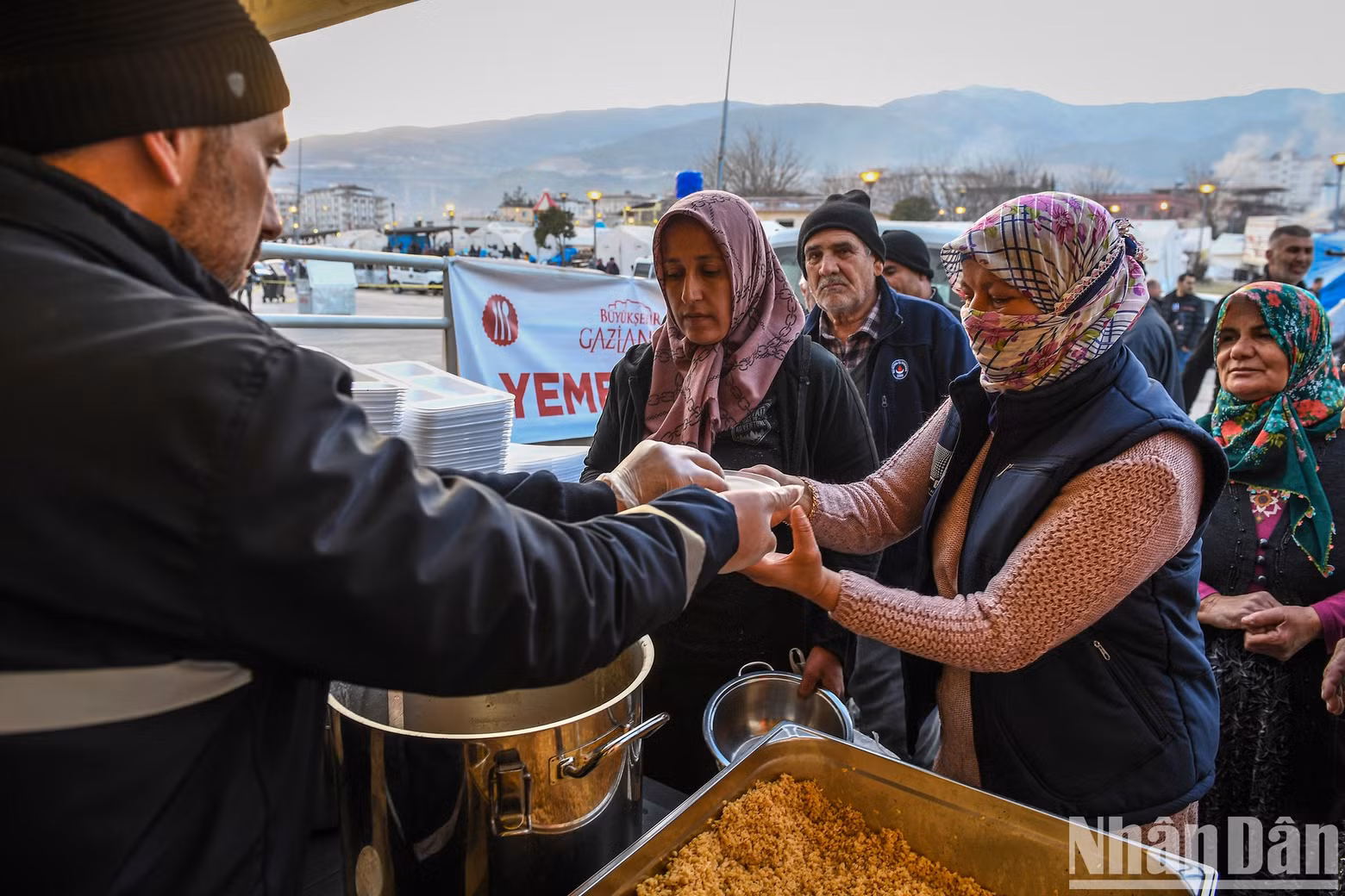 Every 5 pm, aid organisations distribute free rice and food to the people of the “tent cities”.