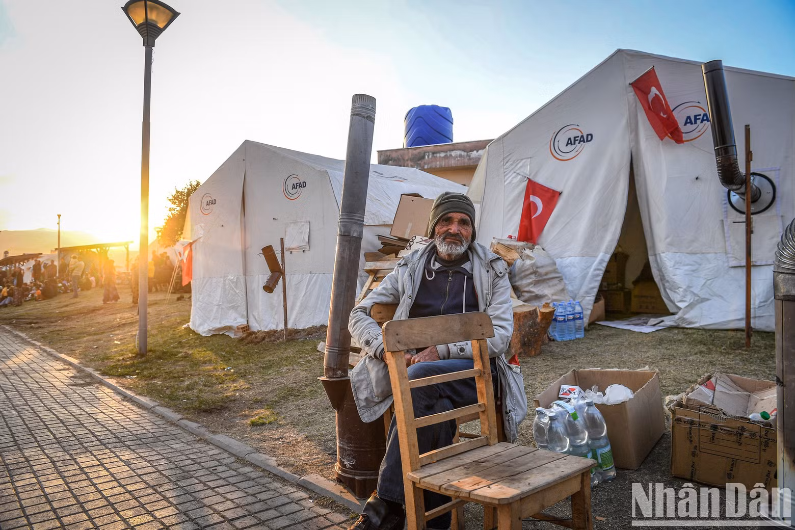 A Turkish man still stands in front of the tent every day, looking at his collapsed house. The horrifying memories of the great earthquake still shock him.