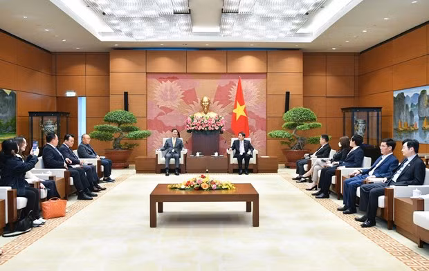 At the working session (Photo: VNA)