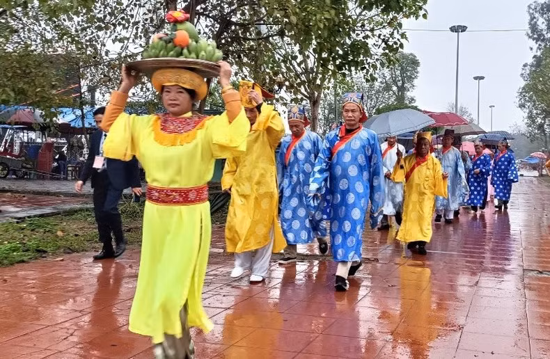 People in the communes around the relic give offerings at the tombs and temples dedicated to the Kings of the Tran Dynasty.