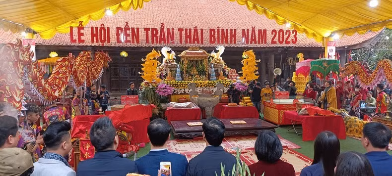 The ceremony of presenting a pair of cakes recognised as the Guinness Vietnam Record to the temple dedicated to the Kings of the Tran Dynasty.