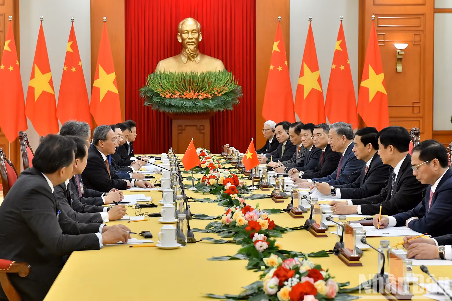 Party General Secretary and State President To Lam holds a meeting with Chinese Premier Li Qiang in Hanoi on October 12. (Photo: NDO)