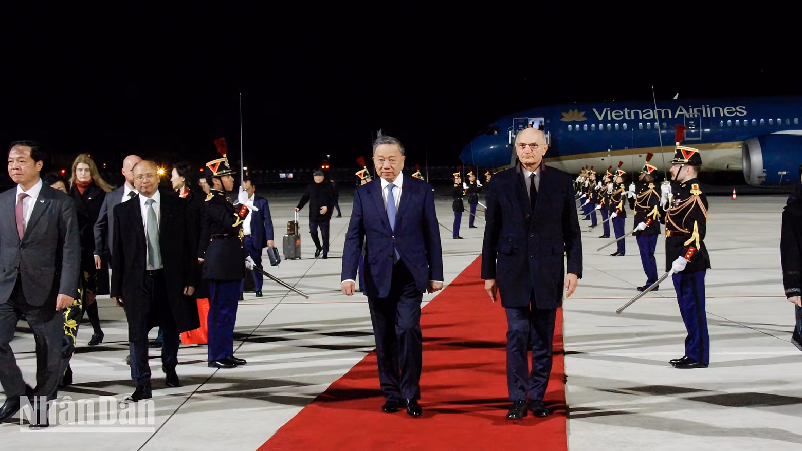 The welcome ceremony for General Secretary and President To Lam at Orly Airport.