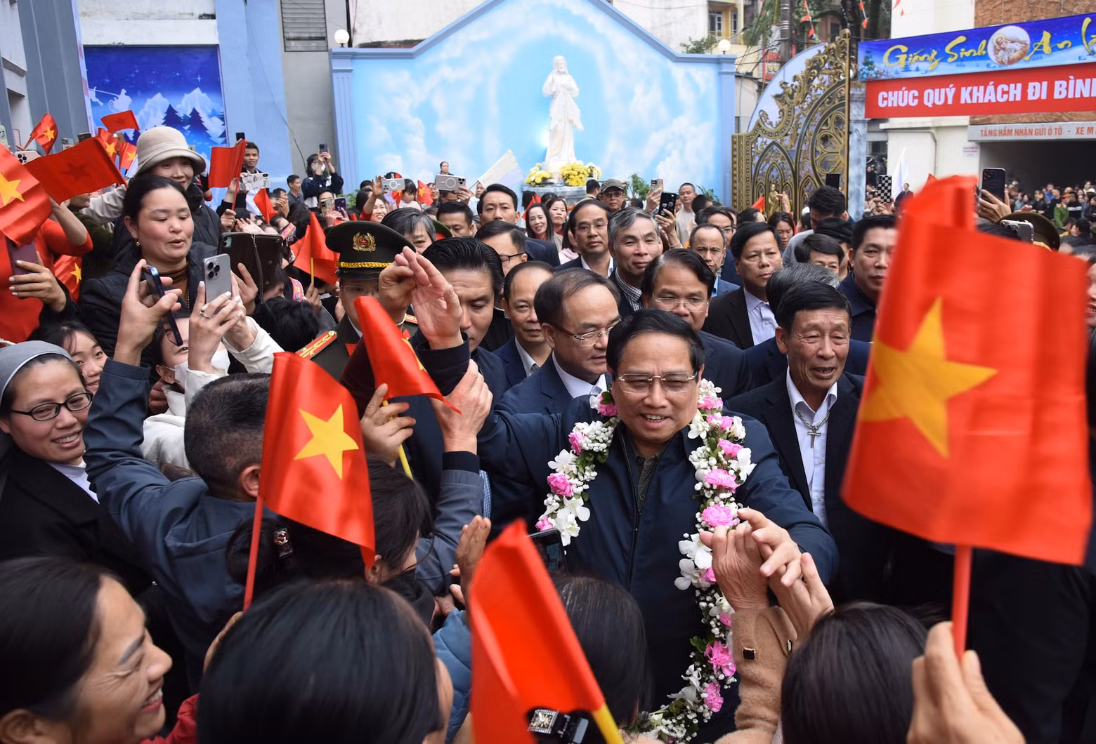 PM Pham Minh Chinh visits and extends Christmas greetings to the Catholic priests and laypeople of Lao Cai Parish.