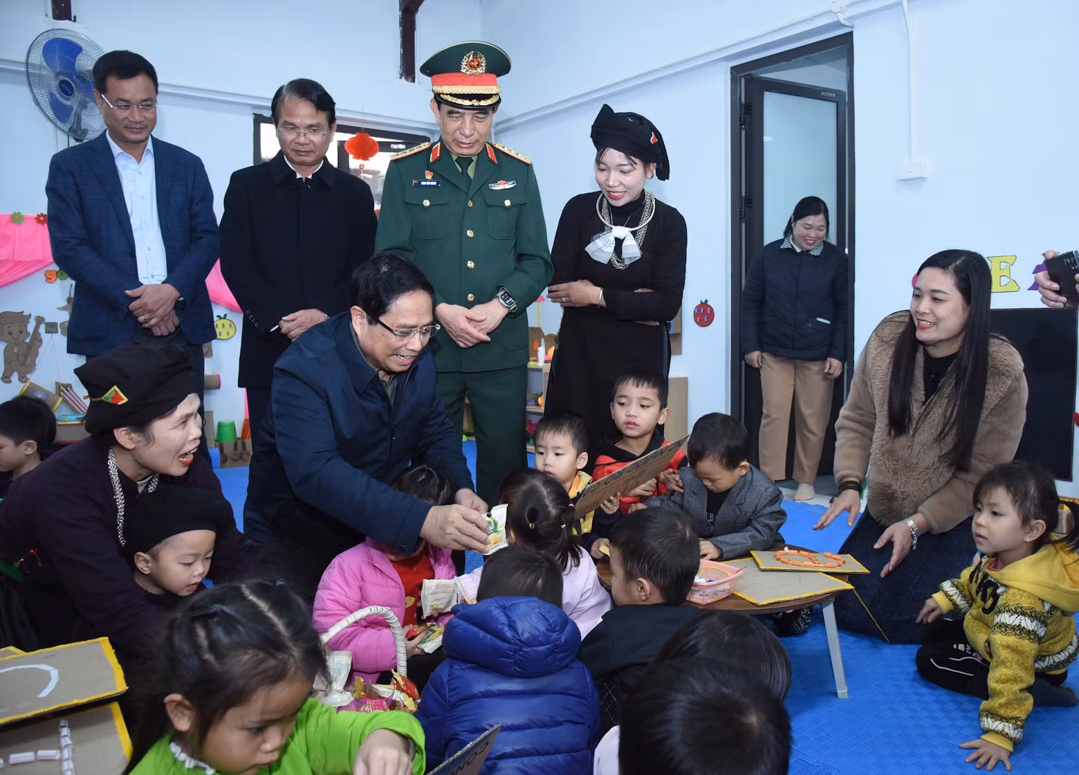 PM Pham Minh Chinh visits the nursery of Lang Nu Village.