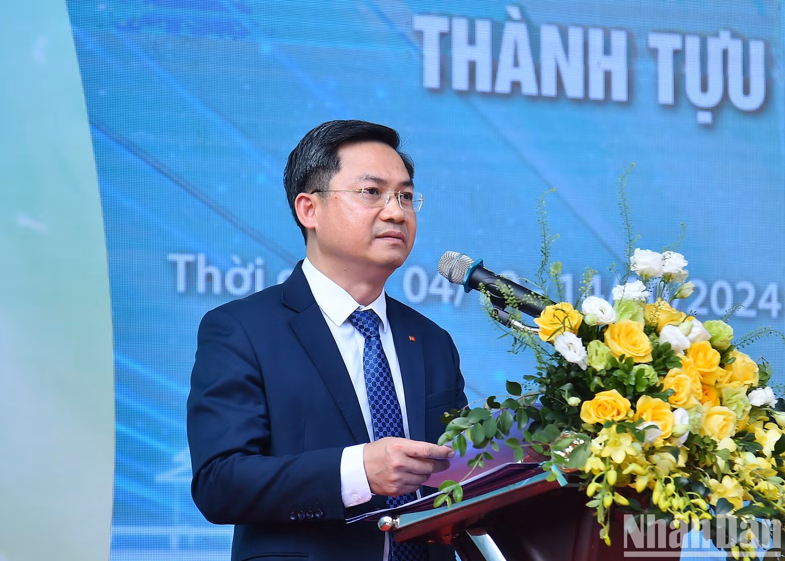 Hanoi Vice Chairman Ha Minh Hai speaks at the exhibition's opening ceremony.