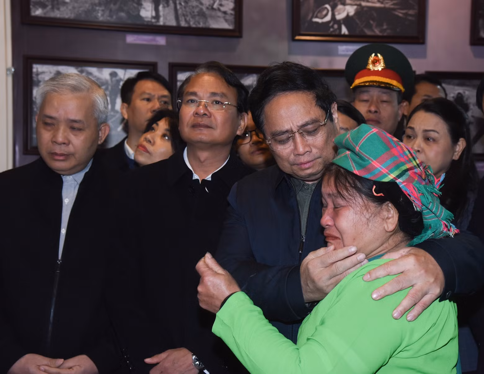 PM Pham Minh Chinh shares in the losses of Hoang Thi Soi, a resident of Lang Nu Village.