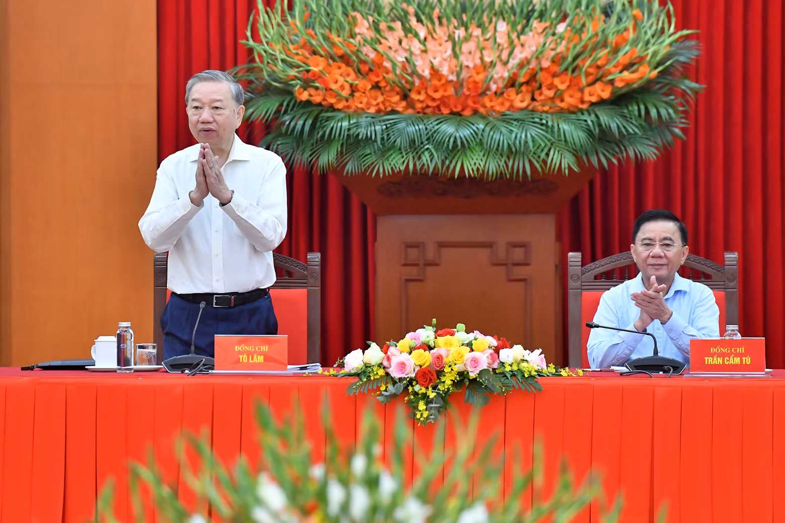 General Secretary To Lam (left) chairs the third meeting of the sub-committee for documents.