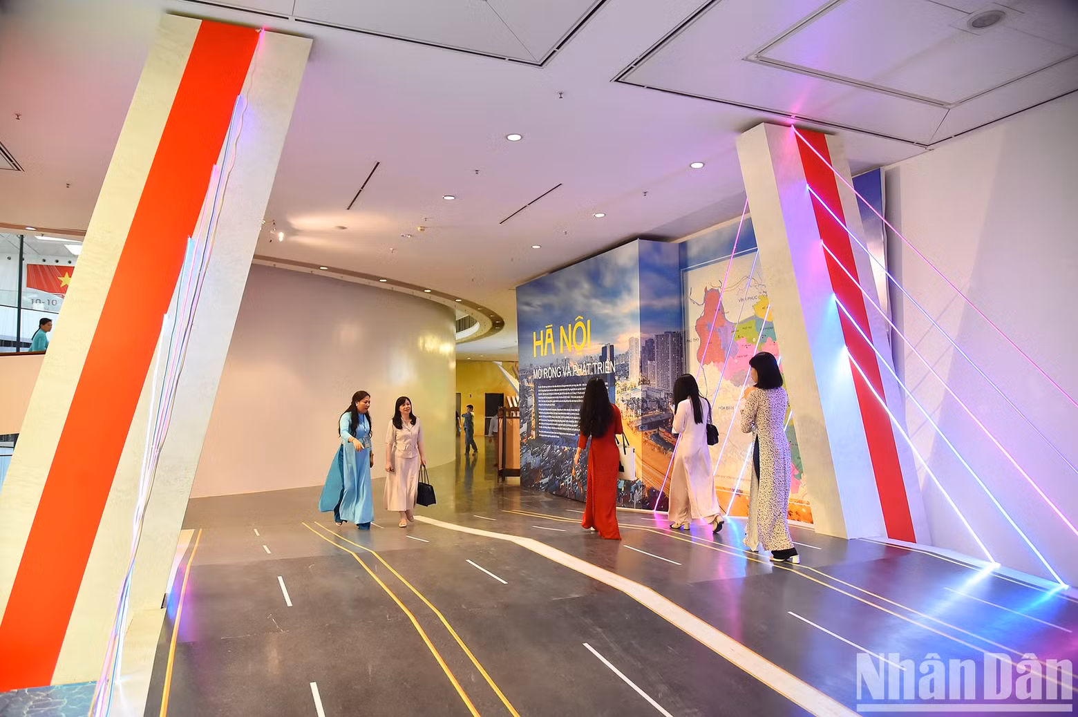 The exhibition space “Hanoi - Expansion and Development” features Nhat Tan Bridge - the largest cable-stayed bridge in Vietnam.