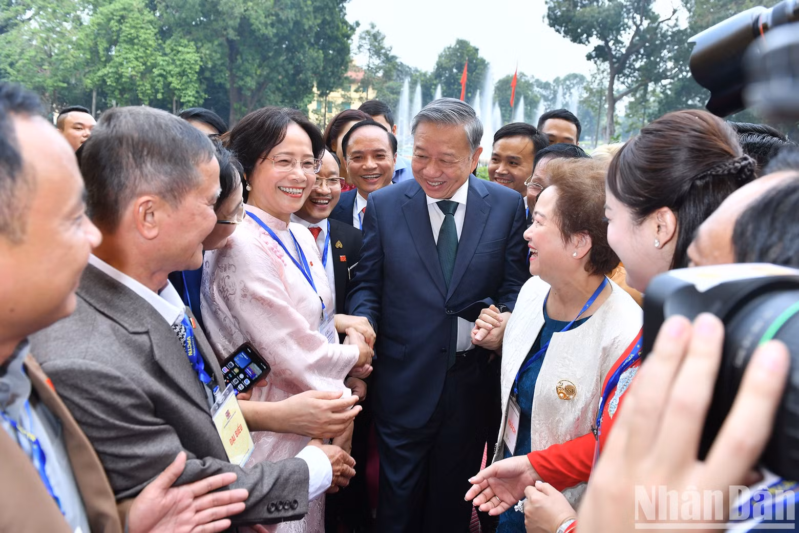 General Secretary and President To Lam shakes hands with the outstanding entrepreneurs.