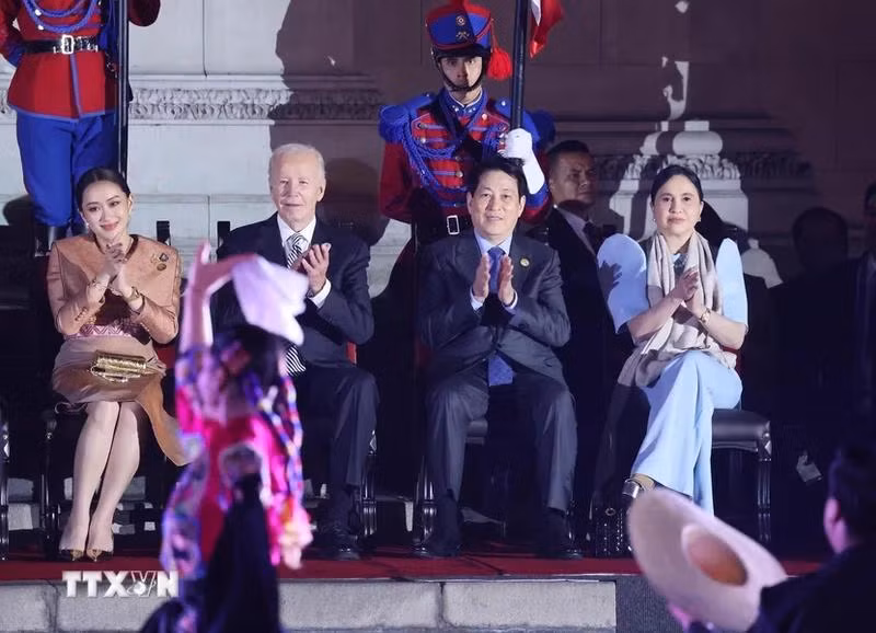 President Luong Cuong and other APEC leaders enjoy an art programme at the banquet.