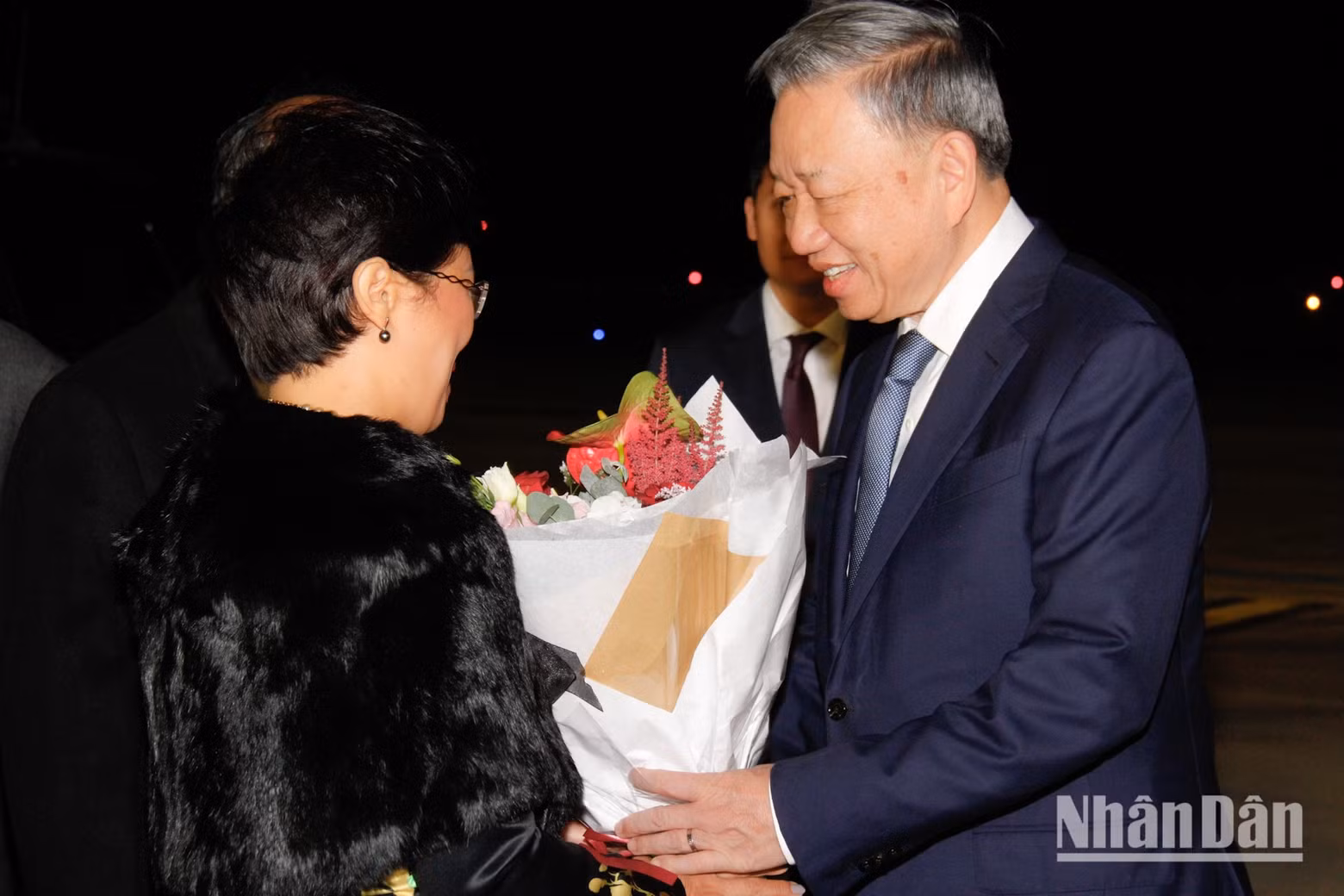 Vietnamese Ambassador to France Dinh Toan Thang and his wife welcome General Secretary and President To Lam at Orly Airport.