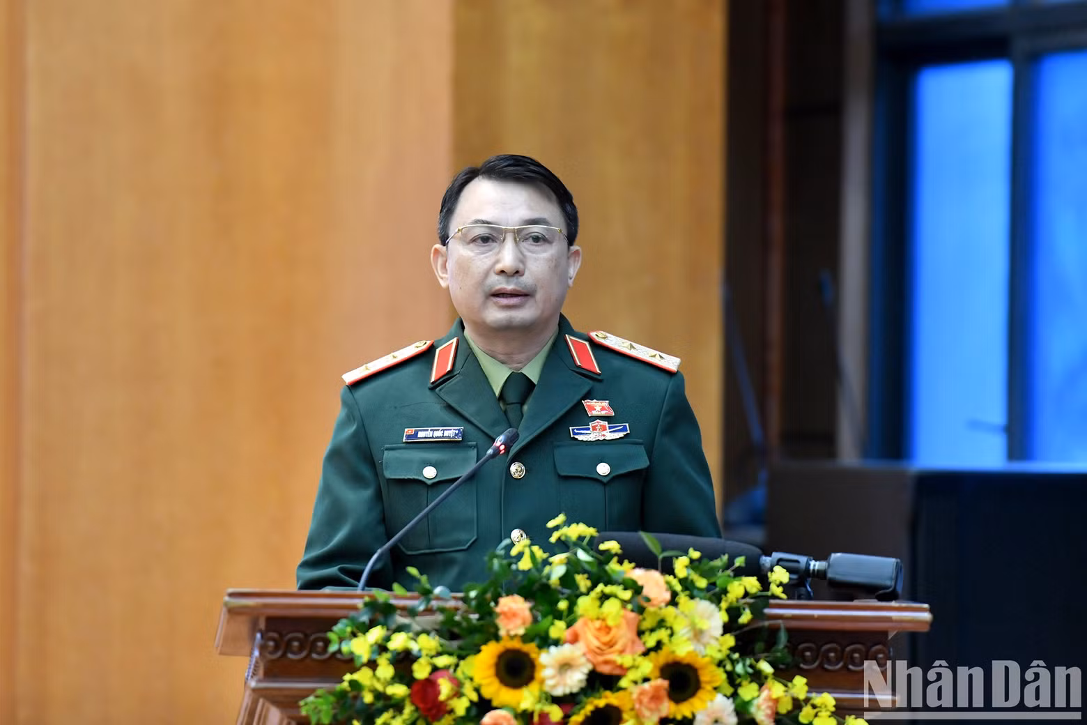 Lieutenant General Nguyen Quoc Duyet, a National Assembly deputy of Hanoi, reports on the results of the 8th plenary session of the 15th parliament.
