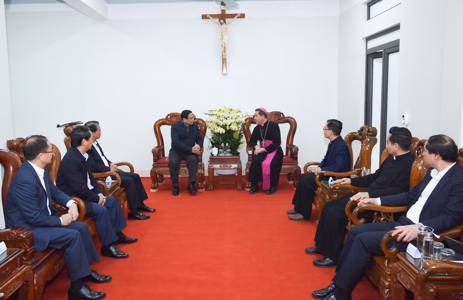 PM Pham Minh Chinh extends his Christmas greetings to Hung Hoa Diocese Bishop Hoang Minh Tien and the priests of Lao Cai Parish.