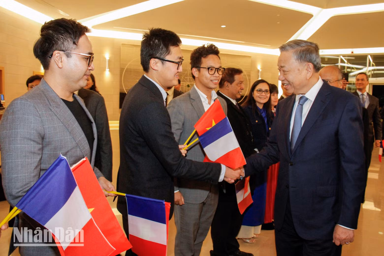 The Vietnamese community in France welcomes General Secretary and President To Lam at Orly Airport.