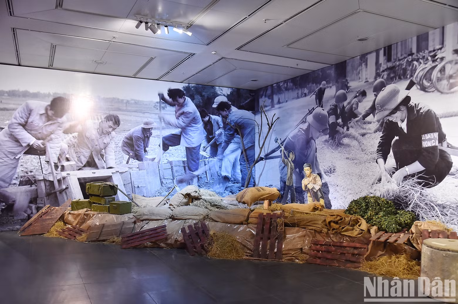 Fortifications of the Hanoi people and army during the resistance days are reconstructed at the exhibitions.
