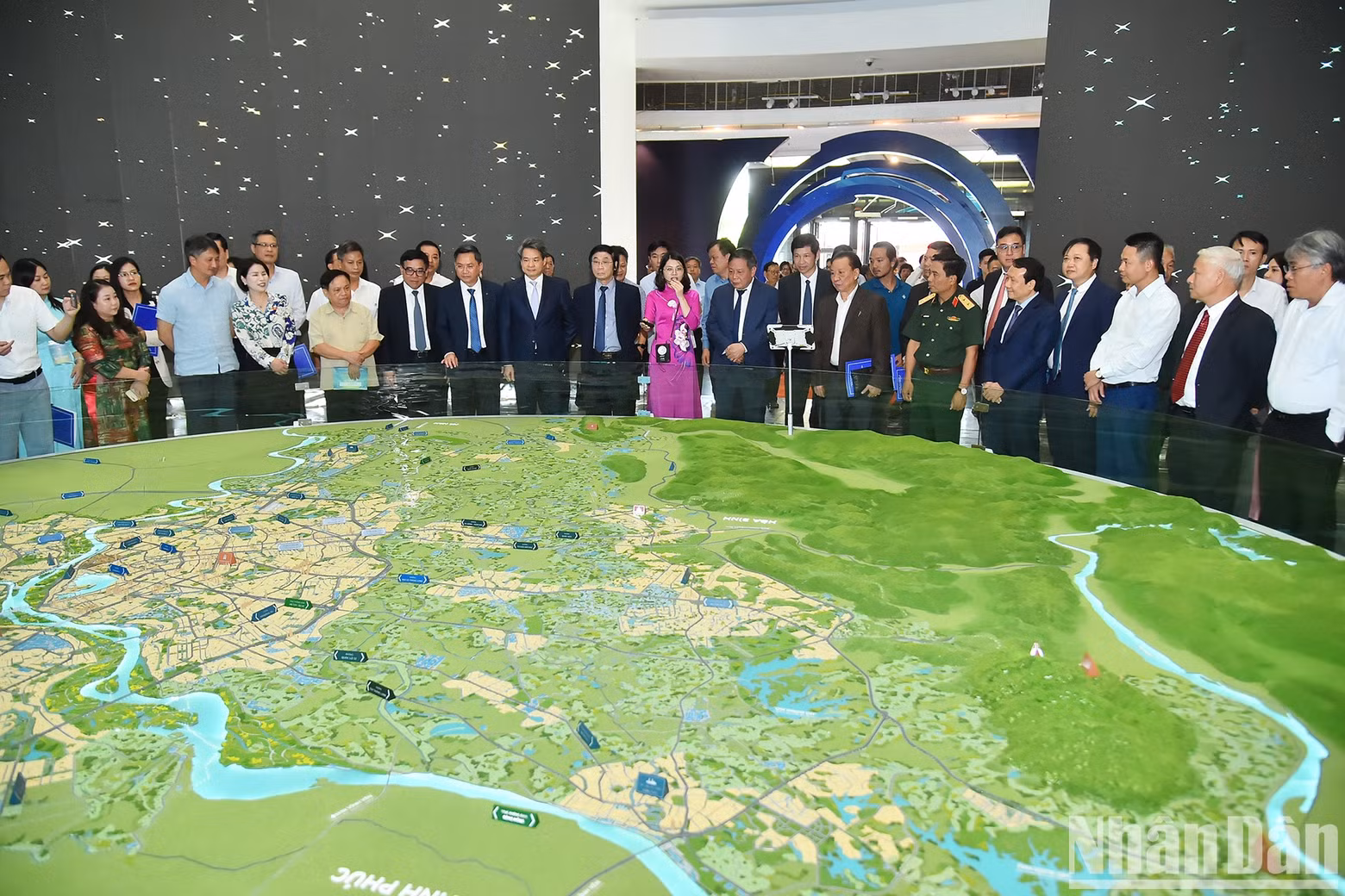 A guide introduces Hanoi’s master plan until 2045, with a vision for 2065.