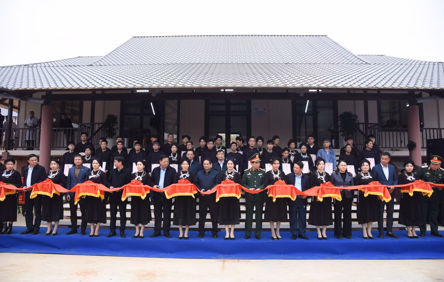 PM Pham Minh Chinh and delegates cut the ribbon to inaugurate the project to rebuild Lang Nu, Nam Tong and Kho Vang Villages.