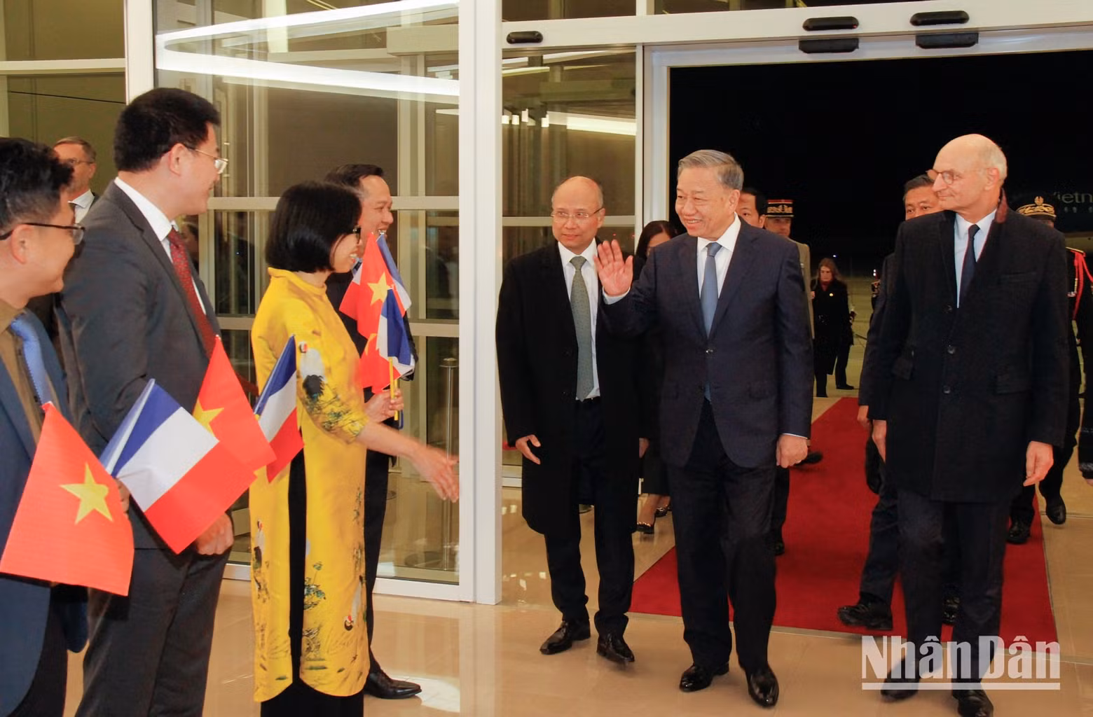 The staff of the Vietnamese Embassy and representative agencies welcome General Secretary and President To Lam at Orly Airport.