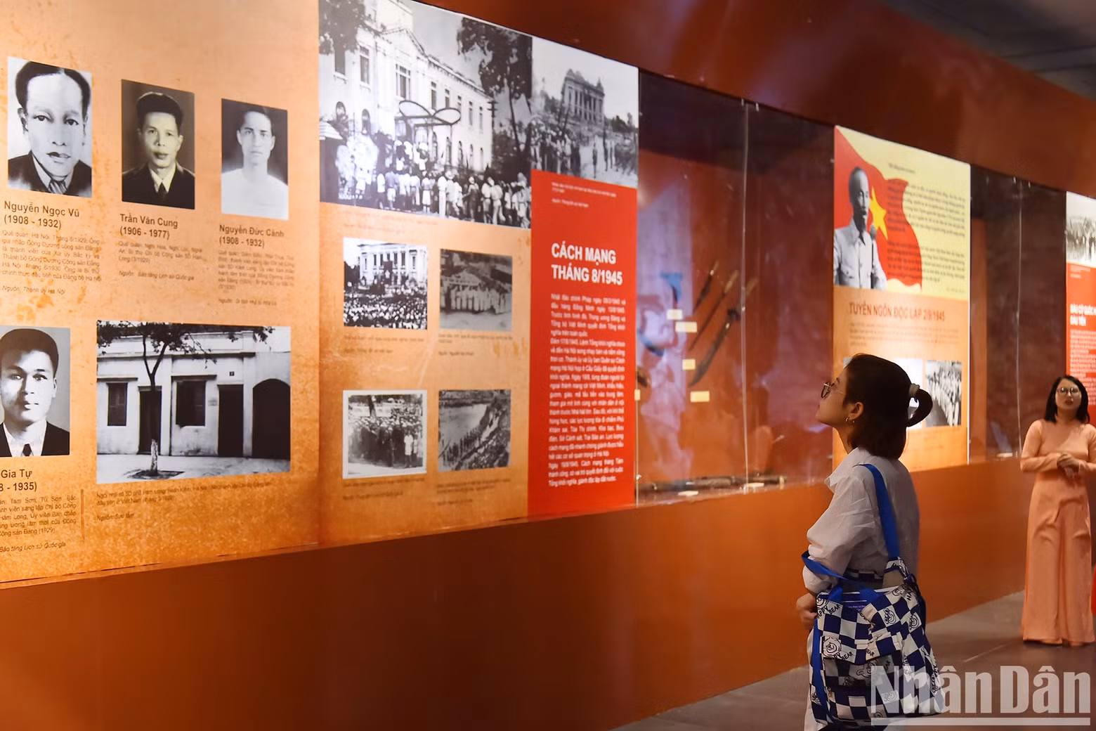 Members of the public at the exhibition on Hanoi’s socio-economic and cultural achievements.