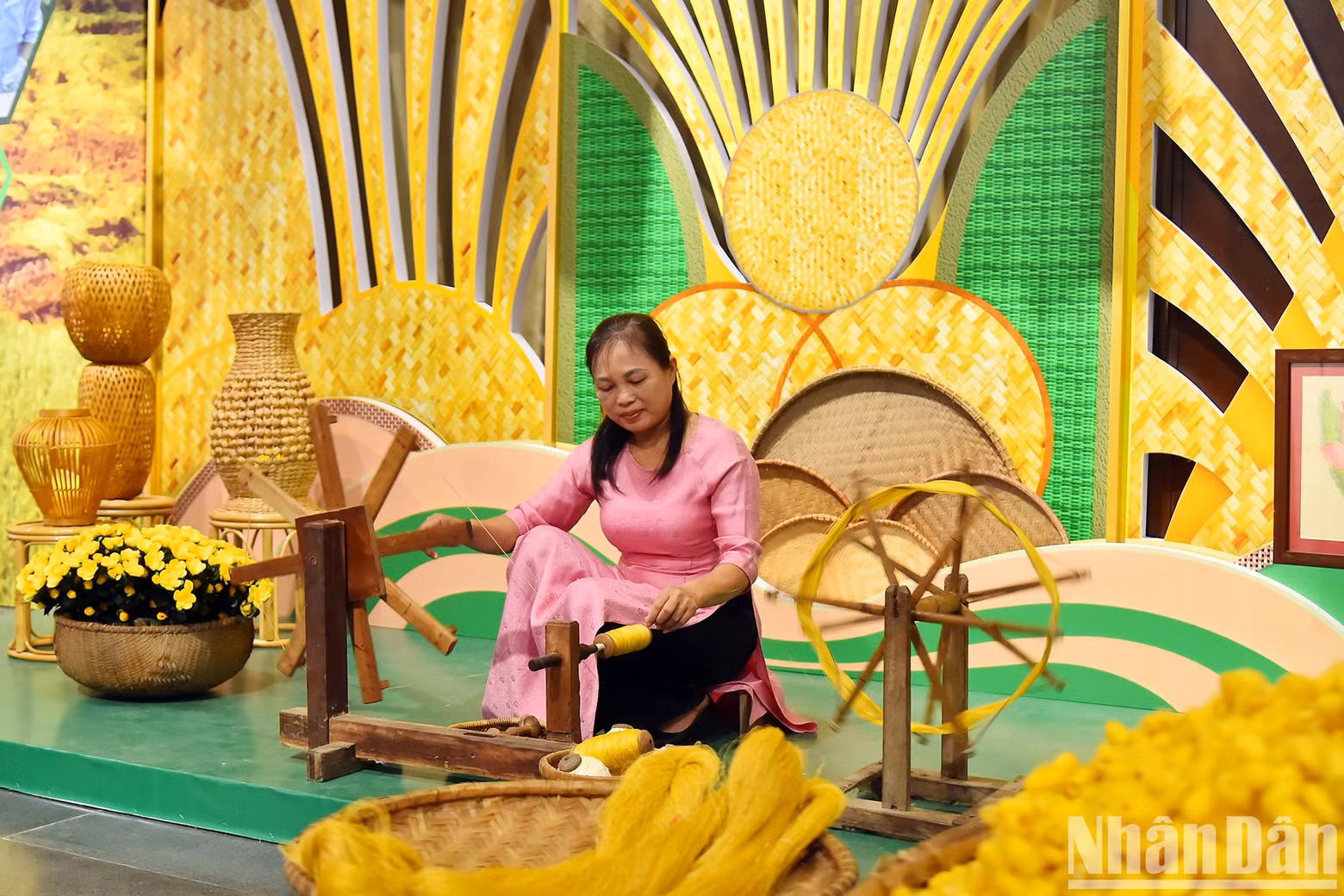 An artisan from My Duc District performs the process of producing lotus silk.