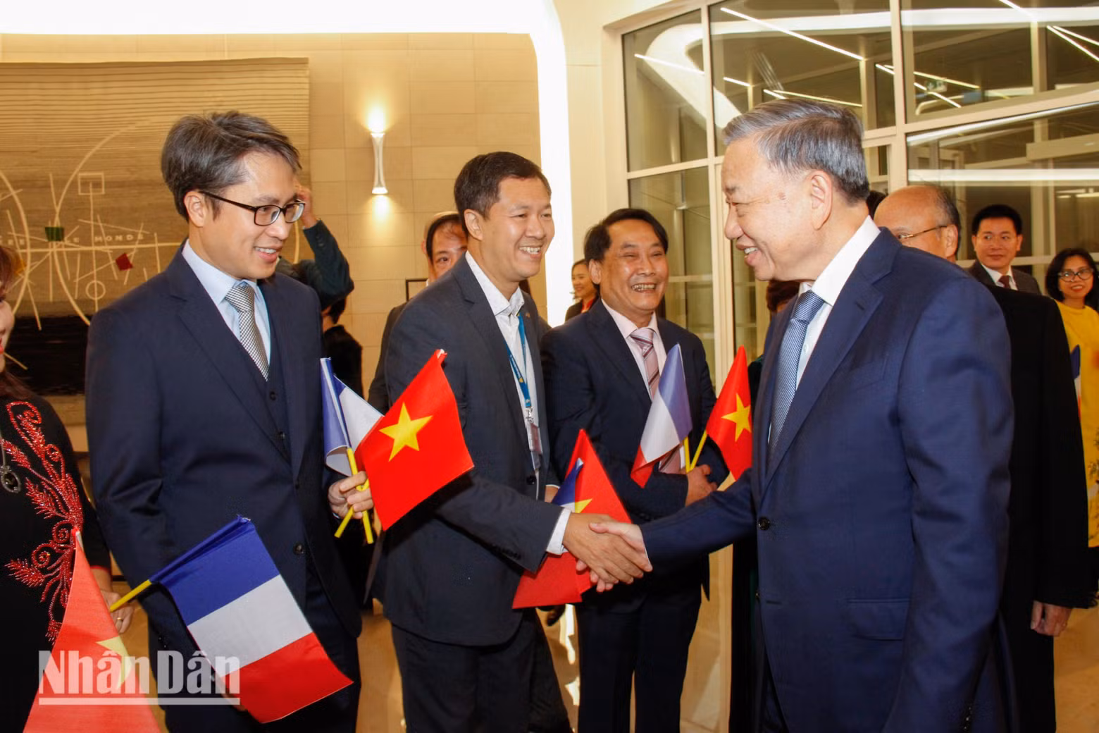 The staff of the Vietnamese Embassy and representative agencies welcome General Secretary and President To Lam at Orly Airport.