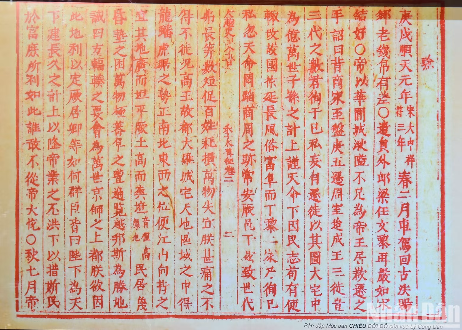 A woodblock print of Emperor Ly Thai To’s Edict on the Transfer of the Capital.