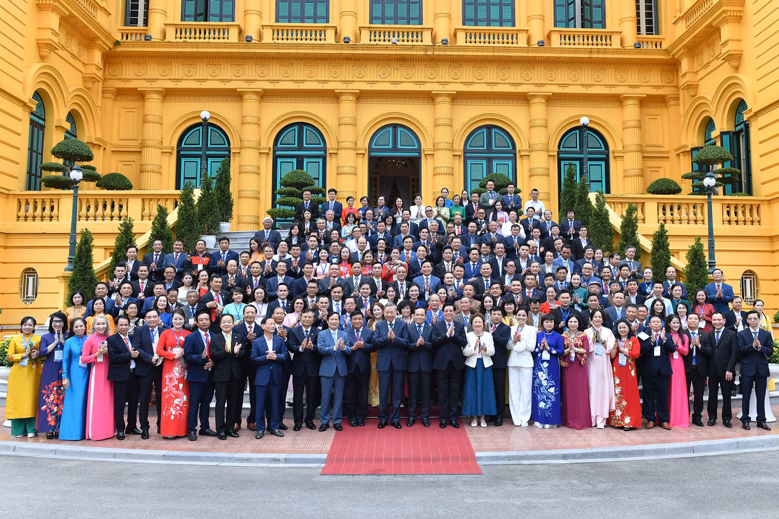General Secretary and President To Lam and the delegation of outstanding entrepreneurs.