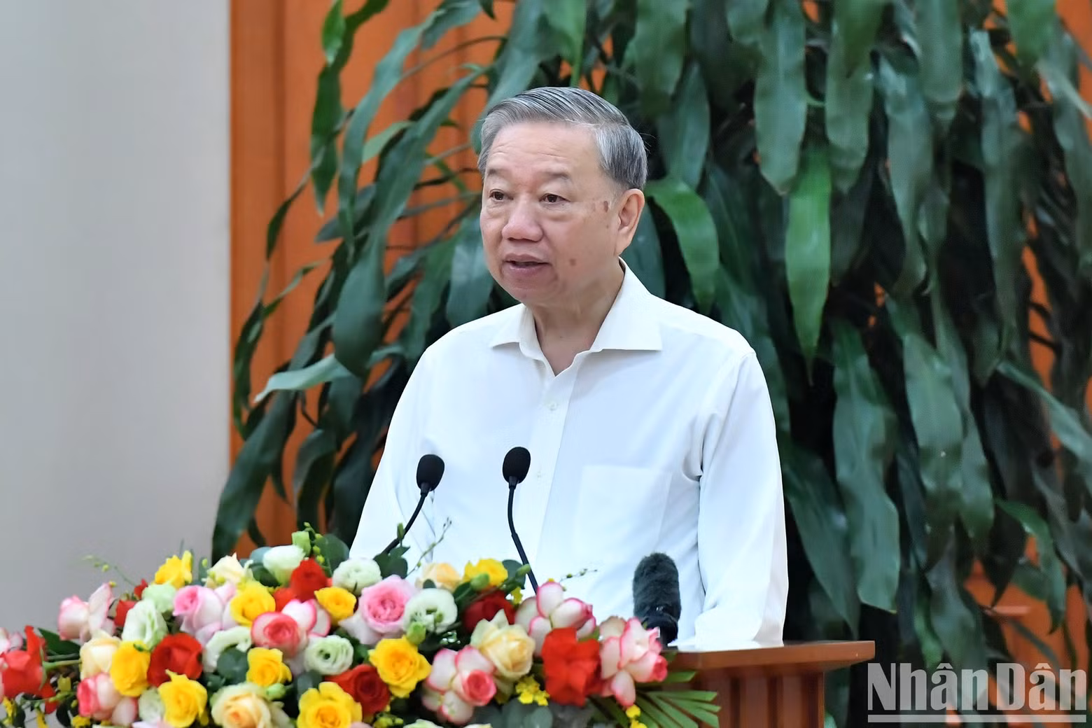General Secretary To Lam speaks at the meeting.