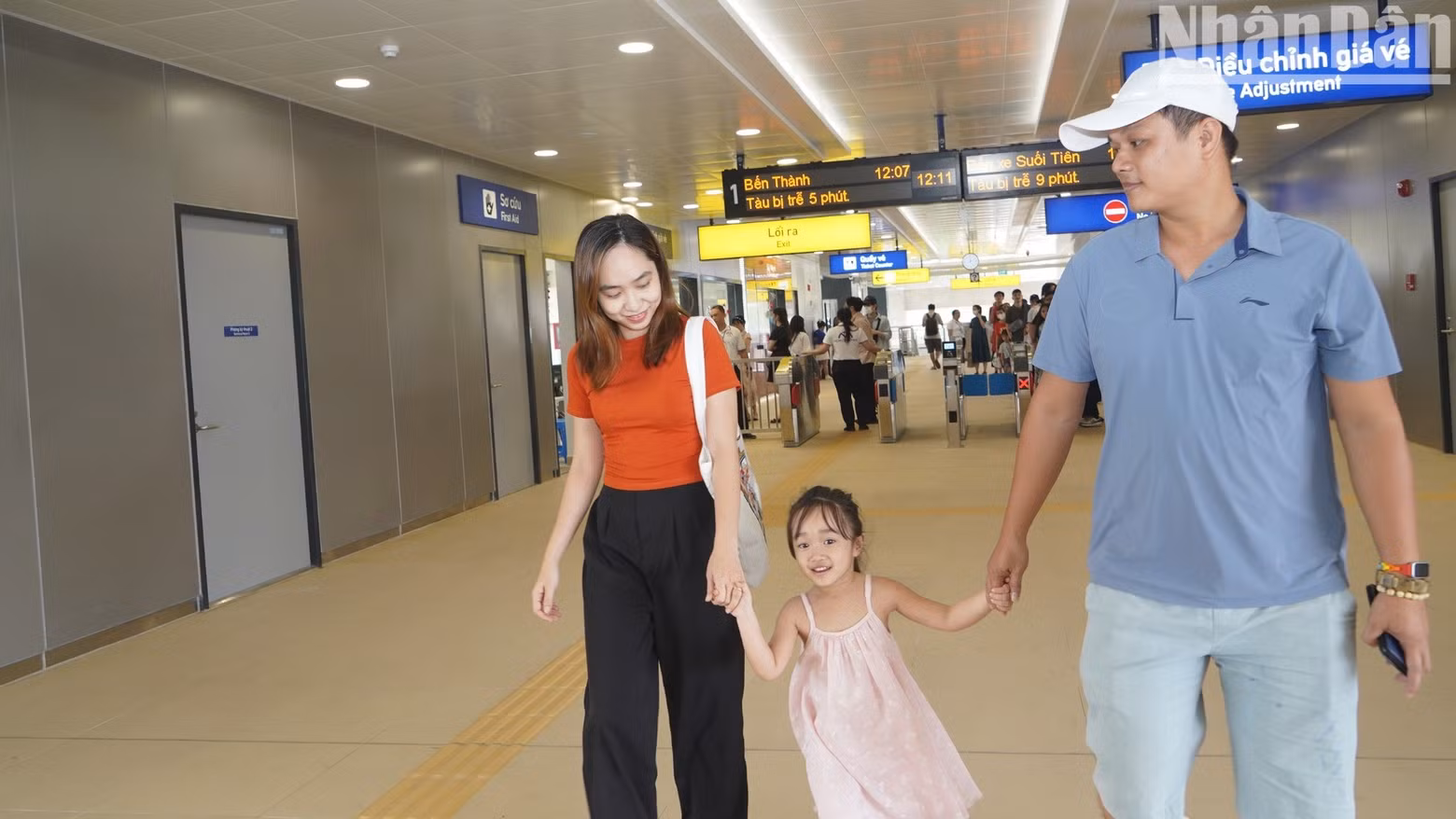 The family of Nguyen Vuong from Tan Binh District shares their excitement over their first metro ride.
