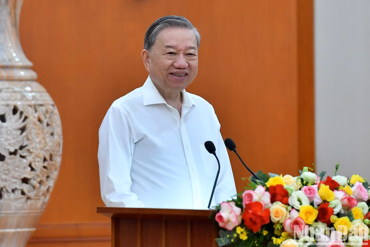 General Secretary To Lam speaks at the meeting.