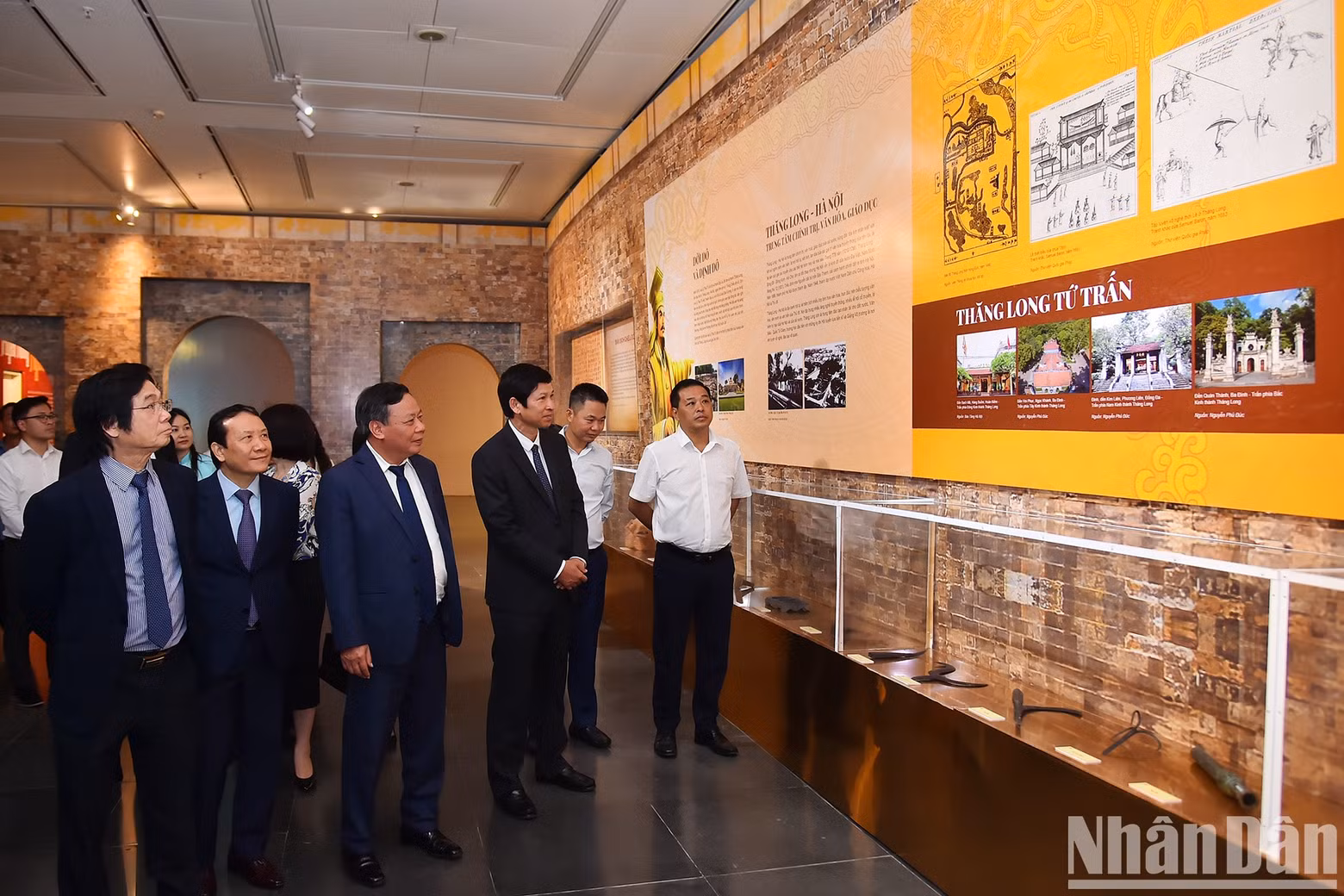 Delegates visit the exhibition.