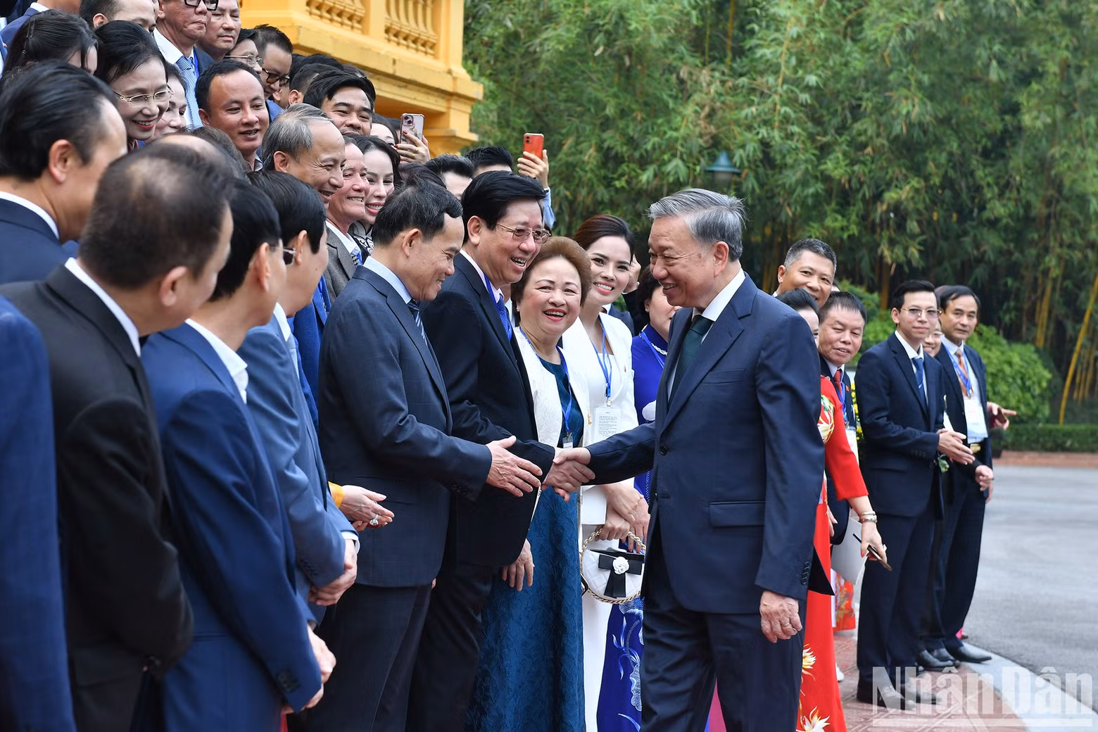 General Secretary and President To Lam and the outstanding entrepreneurs.