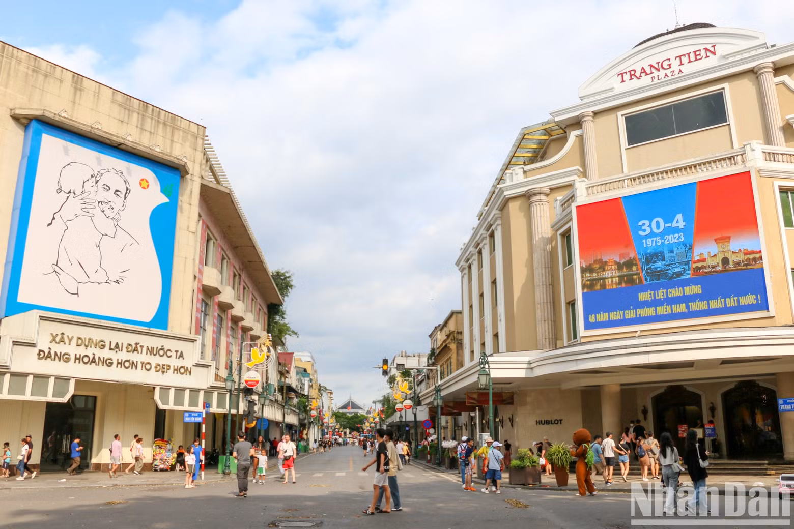 The large-sized electronic board celebrating the 48th anniversary of the Liberation of the South and National Reunification Day is located at Trang Tien Plaza.