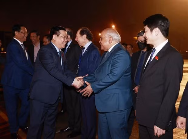 NA Chairman Vuong Dinh Hue (second from left) leaves Hanoi for Havana. (Photo: VNA)