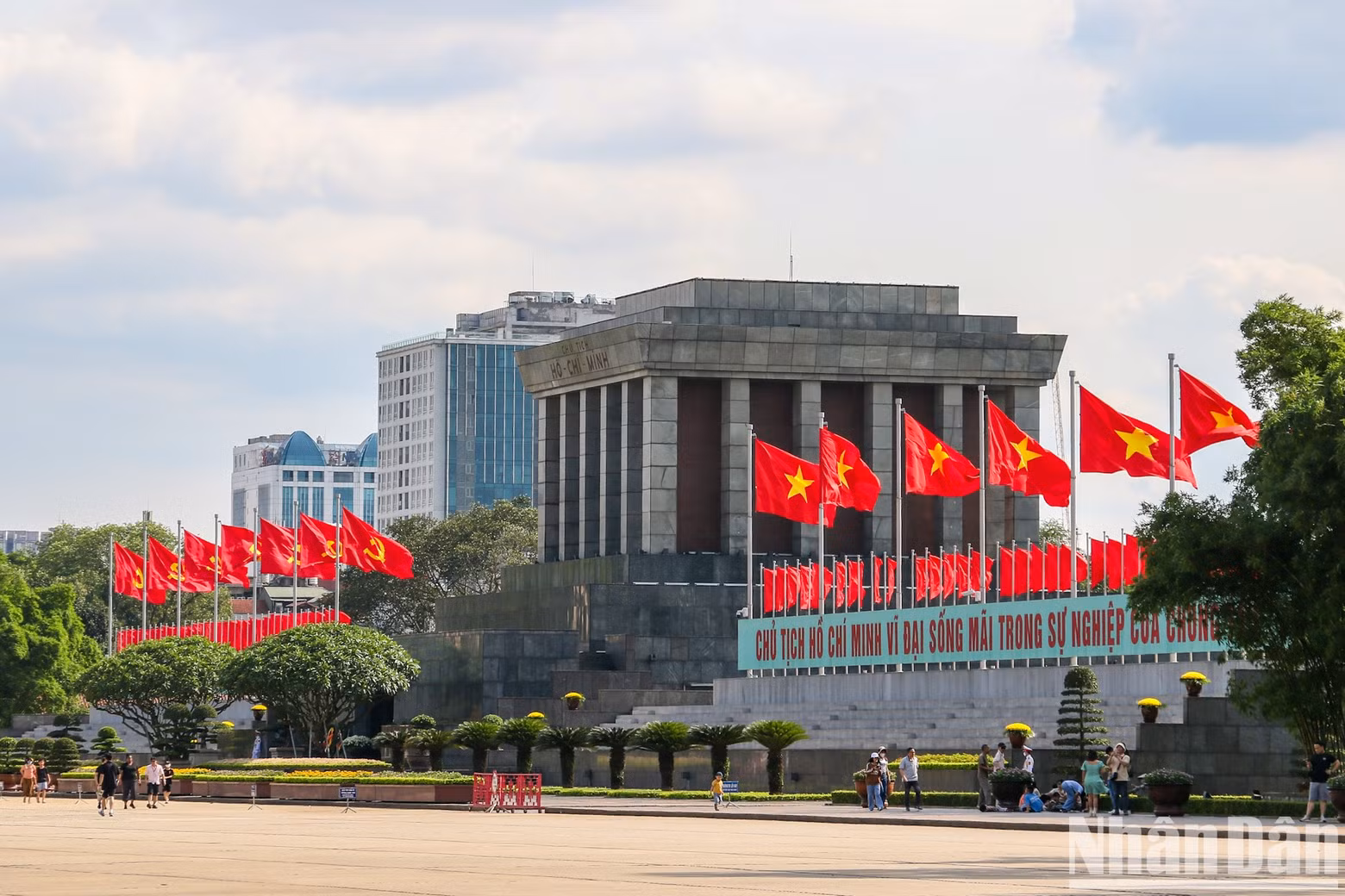 The scene in front of the Ho Chi Minh Mausoleum.