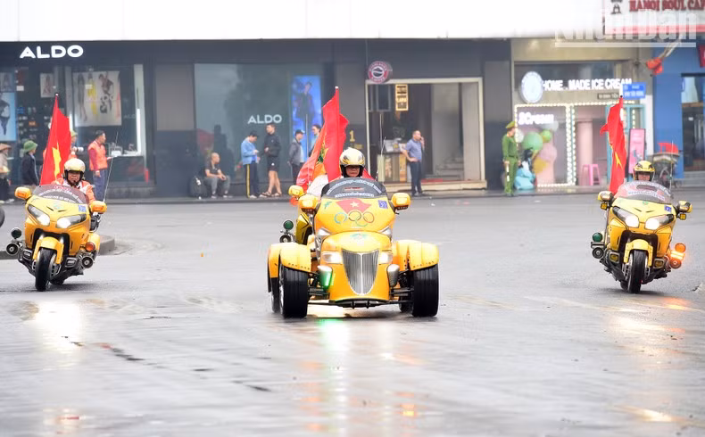 On April 3, athletes continue to compete in the Hanoi-Thanh Hoa lap with a total length of 114km with the support of members of the Motor Club.